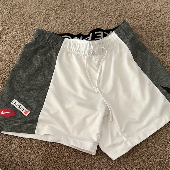 Nike pro shorts size XS. Excellent condition - Picture 2 of 4